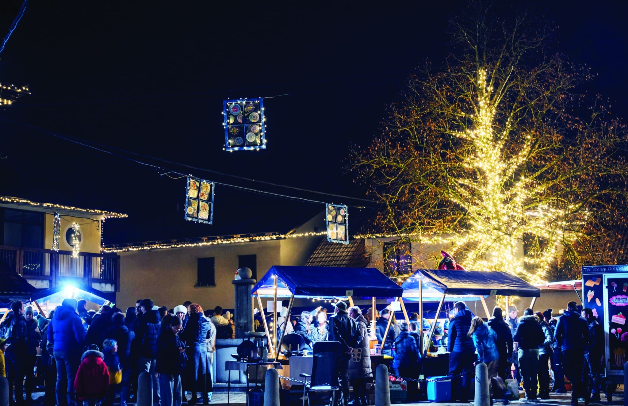 Praznično okrašene Velike Lašče