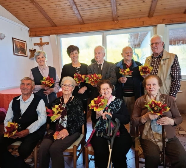 Upokojenci slikani s šopki rož