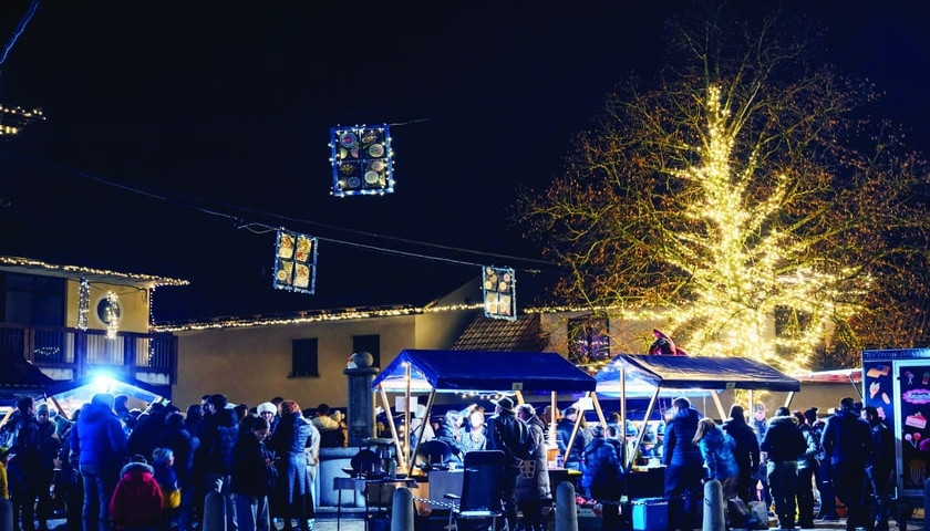 Velike Lašče zažarele v prazničnih lučkah in dobri volji
